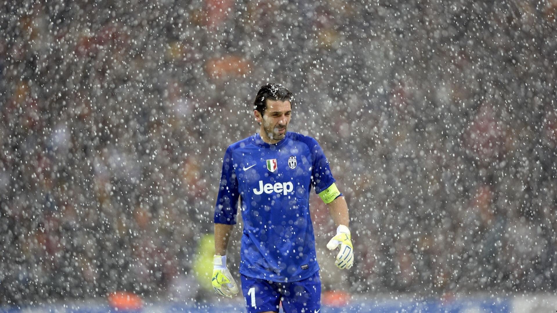 赛后温情一幕，纳赛尔拥抱弗洛伦蒂诺与因凡蒂诺，嘴角藏不住笑意引热议